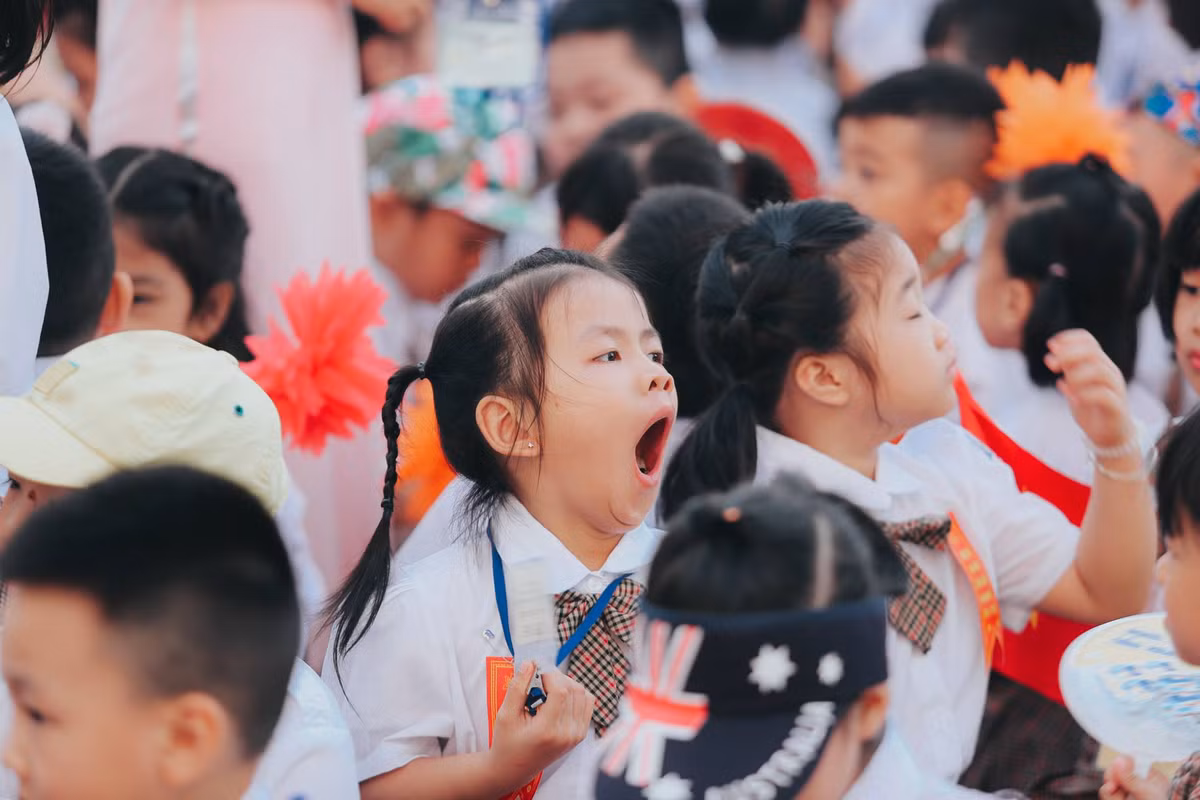 Những bức ảnh "ngáp ngủ" đầy cảm xúc trong buổi khai giảng đầu tiên trong cuộc đời của các bạn học sinh bắt đầu học lớp 1 đã được PV Minh Sơn ghi lại.