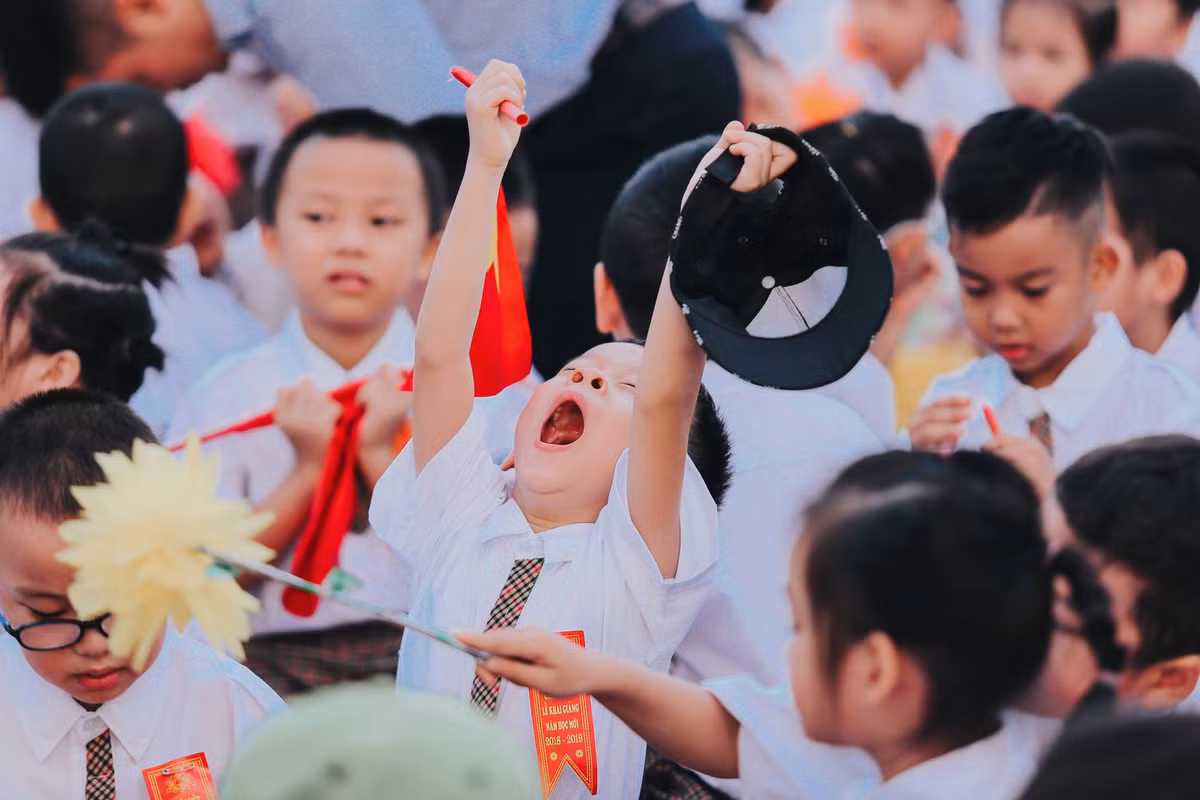 Dường như việc có mặt tại trường trước 7 giờ sáng để thực hiện lễ khai giảng là điều quá sức với nhiều cô cậu học trò nhí đang trong tuổi ăn, tuổi ngủ này.