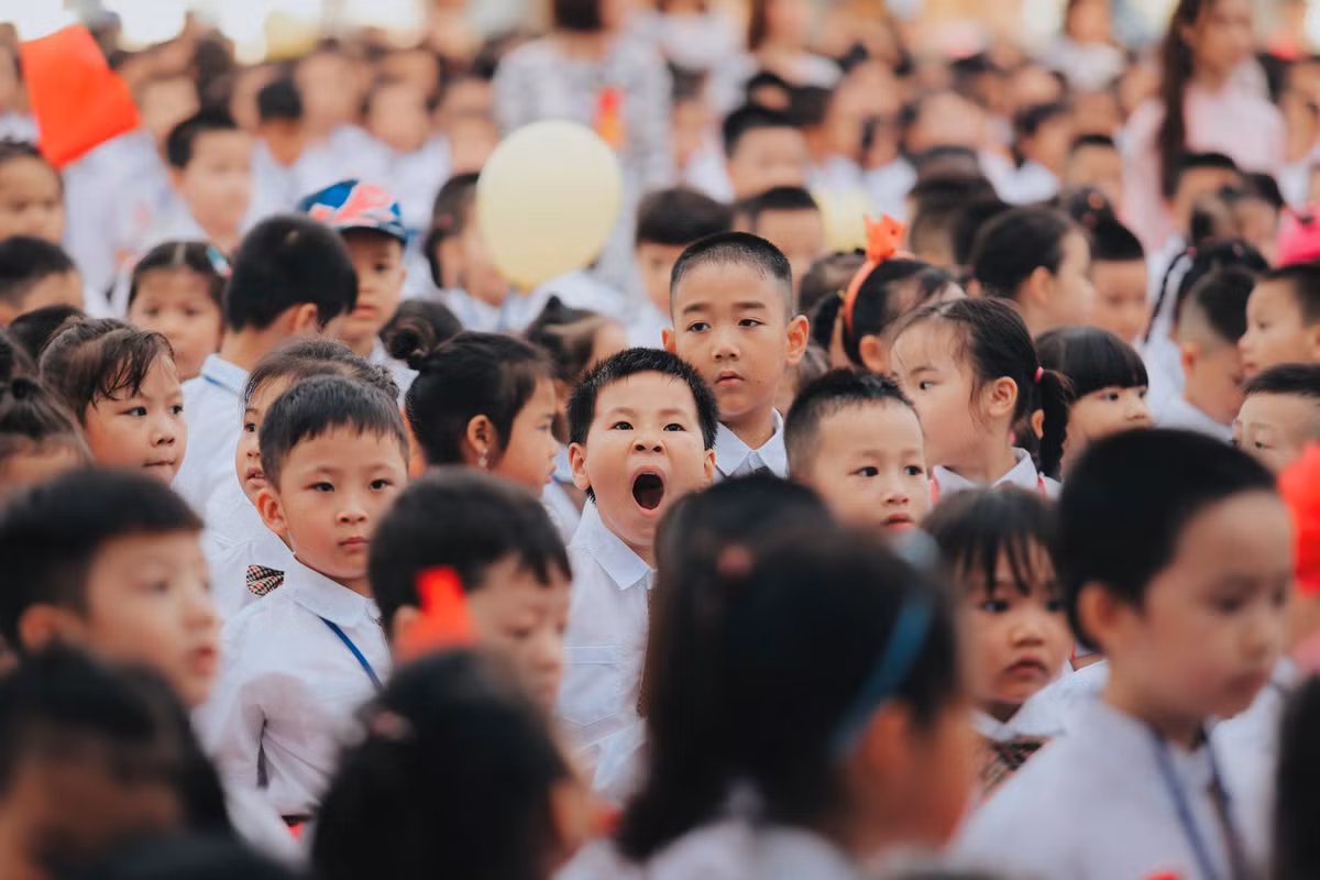 Cảnh tượng các em ngái ngủ là hình ảnh quen thuộc xuất hiện tại các trường tiểu học trong buổi lễ khai giảng sáng nay.