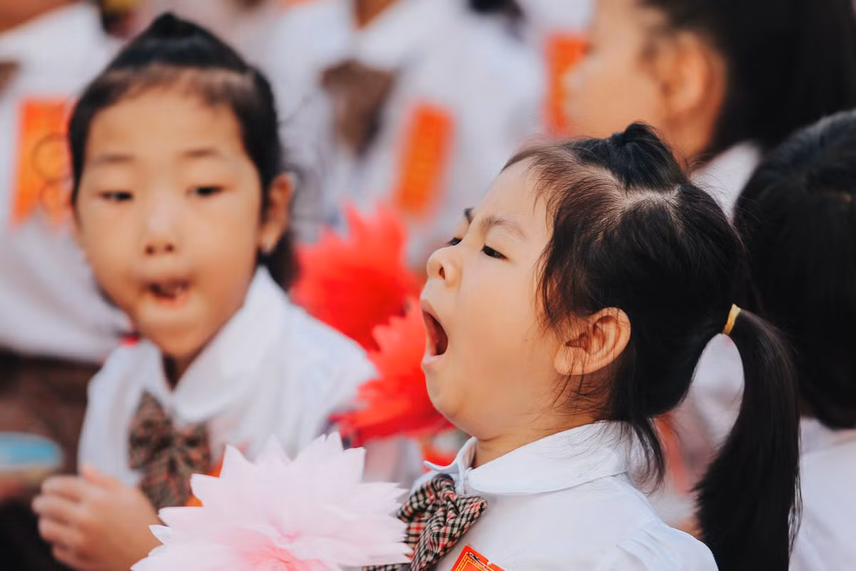 Điều này cũng là một phần lý do tại sao những em nhỏ này lại không thể kiềm chế được cảm xúc của mình khi chứng kiến những bạn xung quanh... ngáp ngủ.