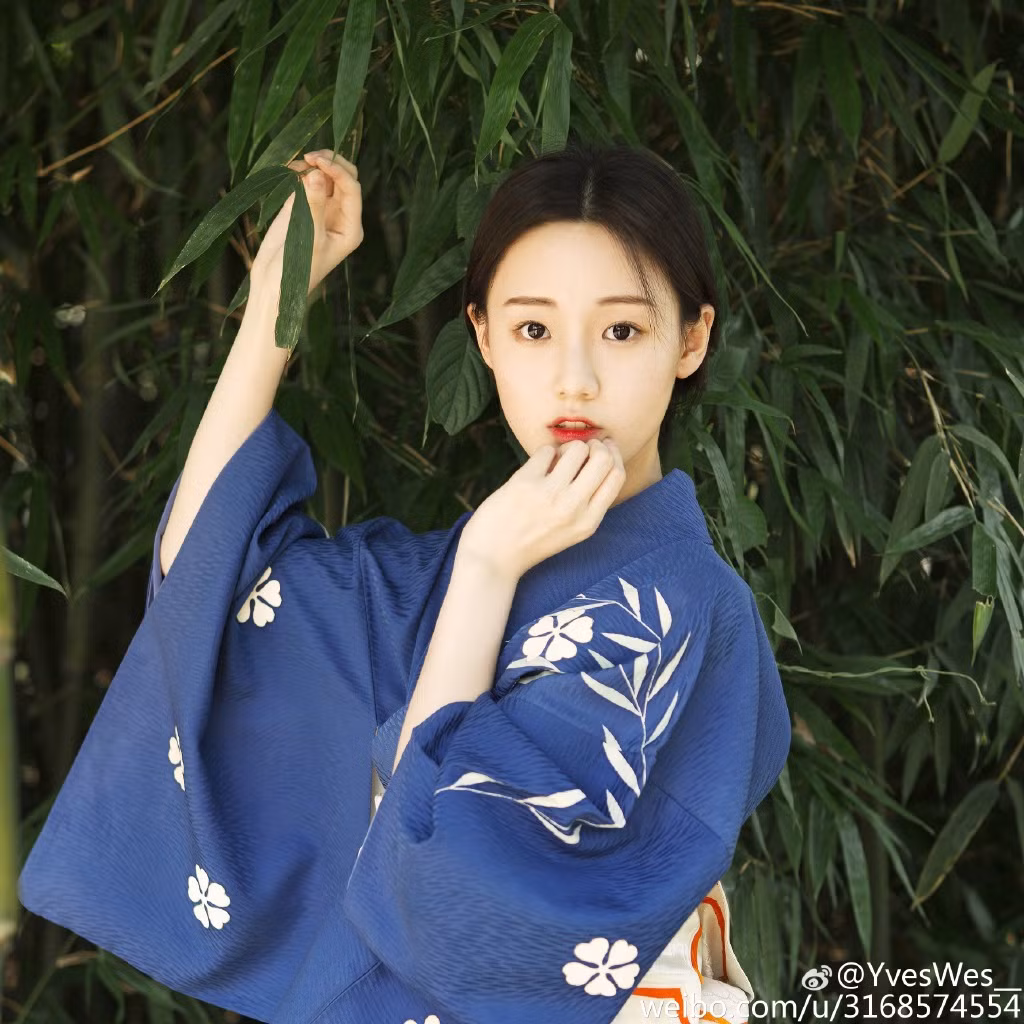 Trong văn hóa của người Nhật Bản, trang phục Kimono là điểm nhấn khá đặc biệt khi nó tạo ra vẻ đẹp vừa kín đáo vừa hết sức nhẹ nhàng cho các cô gái Nhật. Mới đây, cô nàng thiên thần xứ Trung có tên Vũ Vi đã gây sốt mạng trong nước với bộ ảnh chứng minh "không chỉ có mỗi con gái Nhật mặc đẹp". Ảnh trong bài: Weibo.
