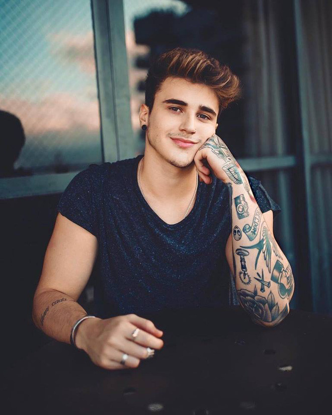 Không những đẹp trai, cao ráo, Alex còn sở hữu một nụ cười cực sáng khiến không ít các chị em phải "xiêu lòng". Thậm chí, họ còn ước ao được làm bạn gái của anh chàng này.