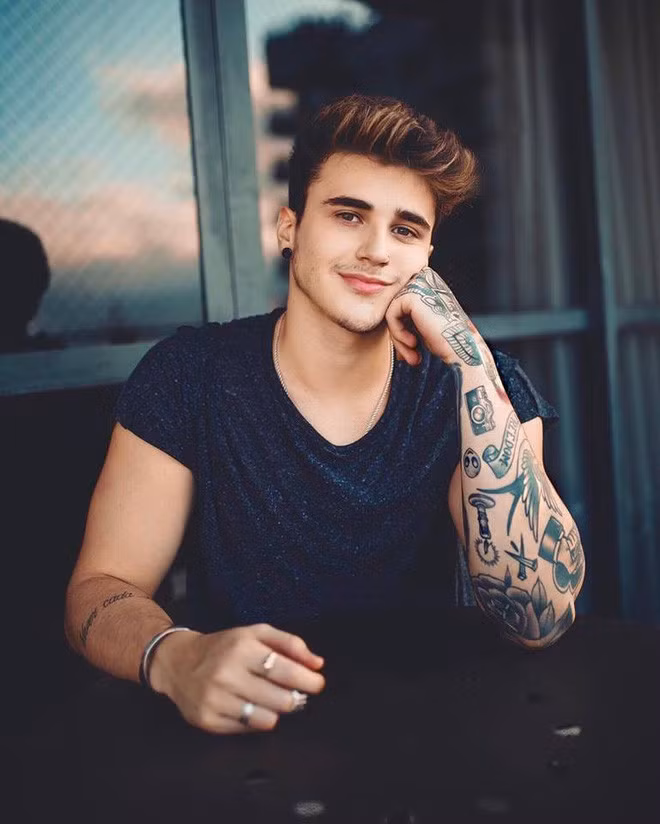 Không những đẹp trai, cao ráo, Alex còn sở hữu một nụ cười cực sáng khiến không ít các chị em phải "xiêu lòng". Thậm chí, họ còn ước ao được làm bạn gái của anh chàng này.