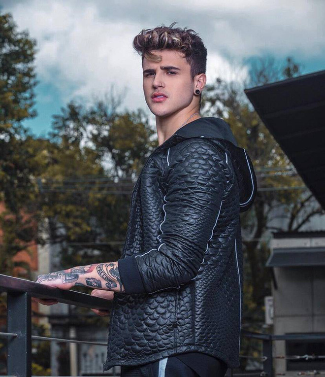 Theo những gì có được, nhân vật chính làm dân mạng "xiêu lòng" có tên Alex Mapeli, sinh năm 1998, đến từ Brazil. Hot boy 20 tuổi này có thể nói 3 ngôn ngữ là Bồ Đào Nha, Italia và tiếng Anh.