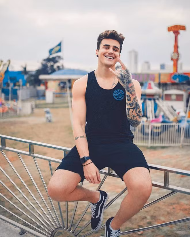 Những lúc rảnh rỗi, Alex rất chăm tập gym cũng như chơi các môn thể thao như cưỡi ngựa, bơi lội nhằm duy trì thân hình 6 múi cực chuẩn. Trong dịp VCK World Cup 2018 lần này, Alex cùng một số người bạn của mình đã bay sang tận Nga để cổ vũ đội tuyển nước nhà thi đấu.