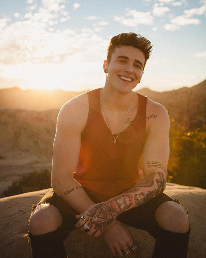 Những hình xăm trên cánh tay của Alex khiến anh chàng trở nên mạnh mẽ và bụi bặm hơn rất nhiều.