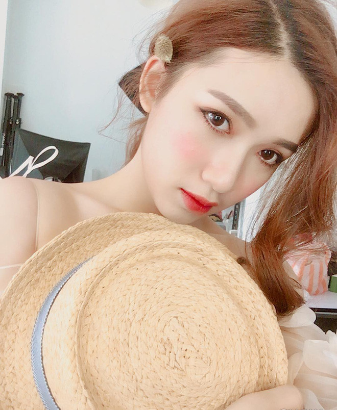 Lovell Tan có tên tiếng Trung là Trần Bội Giai (SN 1994). Hiện, cô bạn Malaysia này đang gia đình là những người gốc Hoa sinh sống tại Kuantan, Pahang.