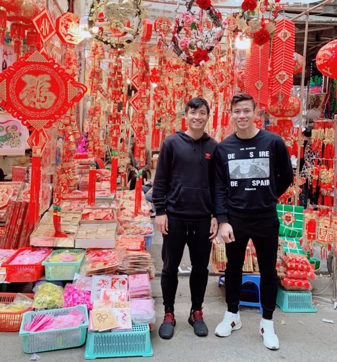 Hình ảnh đội trưởng tuyển Việt Nam Quế Ngọc Hải cùng Bùi Tiến Dũng sắm tết tại Hà Nội cũng khiến người hâm mộ vui vẻ và phấn khích. Không khí ngày tết dường như tràn ngập khắp mọi phố phường và các cầu thủ cũng đang thoải mái tận hưởng cảm giác vui vẻ những ngày gần tết.