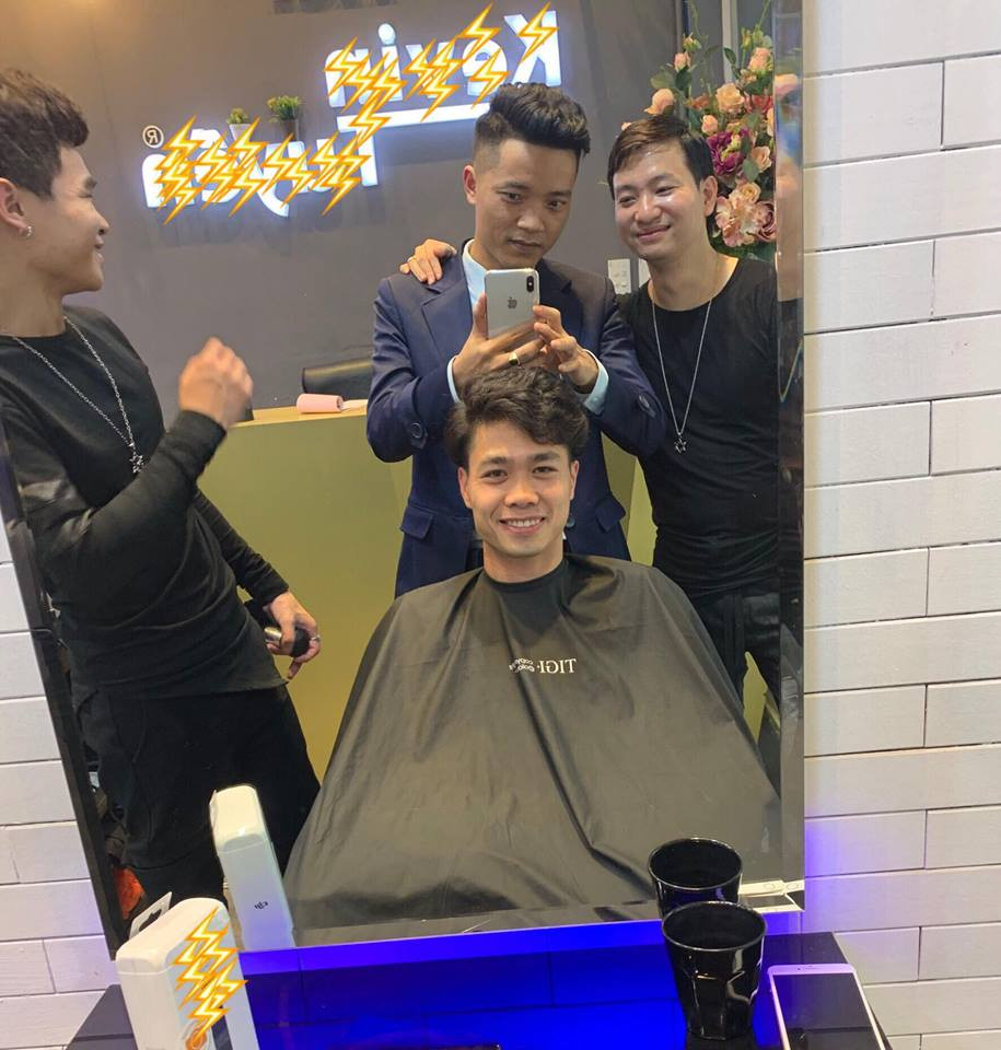 Công Phượng tranh thủ đi cắt tóc.