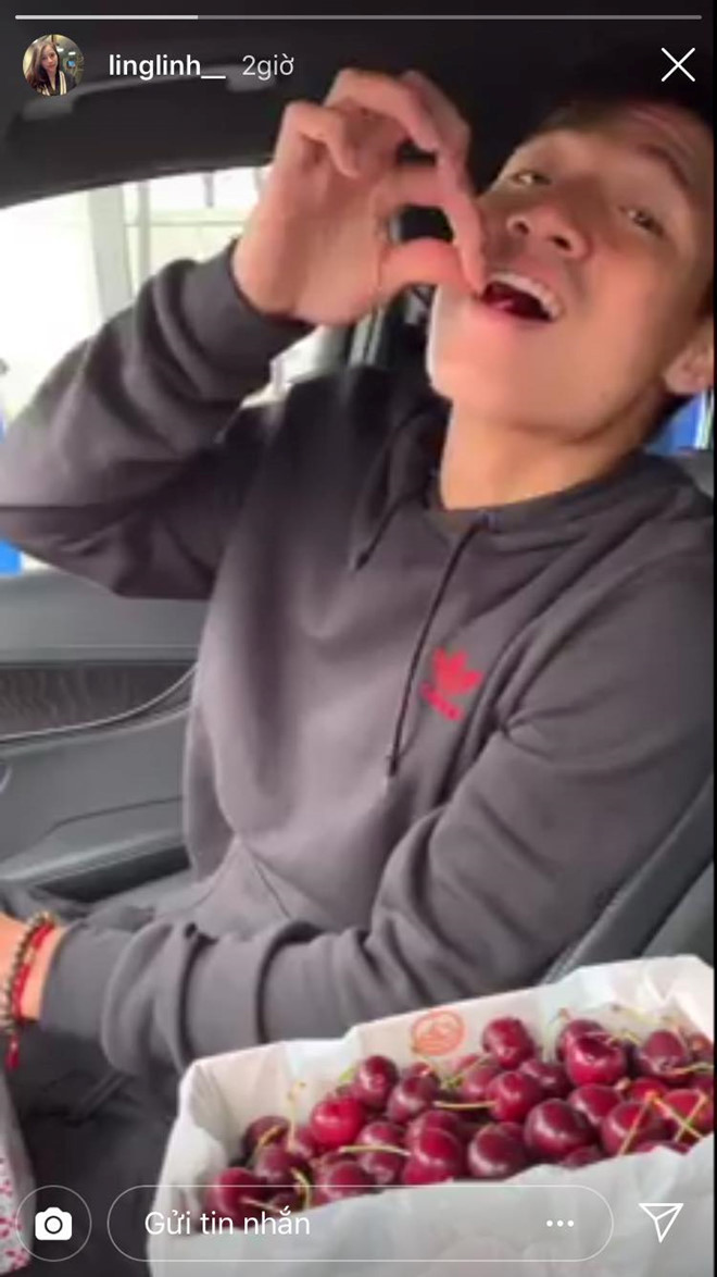 Trên instagram của bạn gái cầu thủ Bùi Tiến Dũng lại là những hình ảnh ngọt ngào. Cặp đôi nhận nhiều lời khen xứng đôi vừa lứa và chúc phúc khi Bùi Tiến Dũng công khai chuyện tình cảm vào tháng 10 năm ngoái.