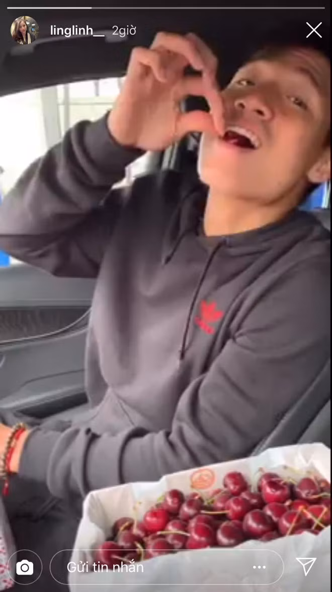 Trên instagram của bạn gái cầu thủ Bùi Tiến Dũng lại là những hình ảnh ngọt ngào. Cặp đôi nhận nhiều lời khen xứng đôi vừa lứa và chúc phúc khi Bùi Tiến Dũng công khai chuyện tình cảm vào tháng 10 năm ngoái.