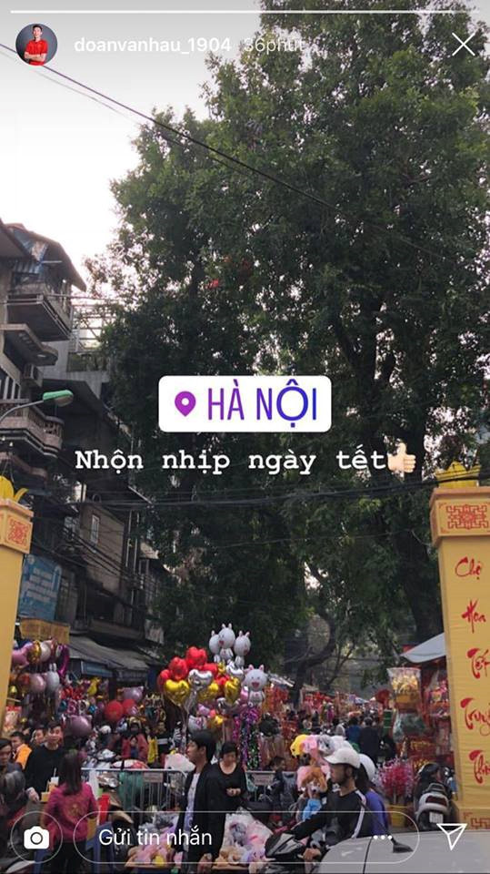Đoàn Văn Hậu lại đầy hứng thú khi khoe ảnh dạo quanh phố phường Hà Nội những ngày giáp tết. Không khí nhộn nhịp khiến chàng cầu thủ mới 19 tuổi này cảm thấy vui vẻ và tràn đầy hào hứng.