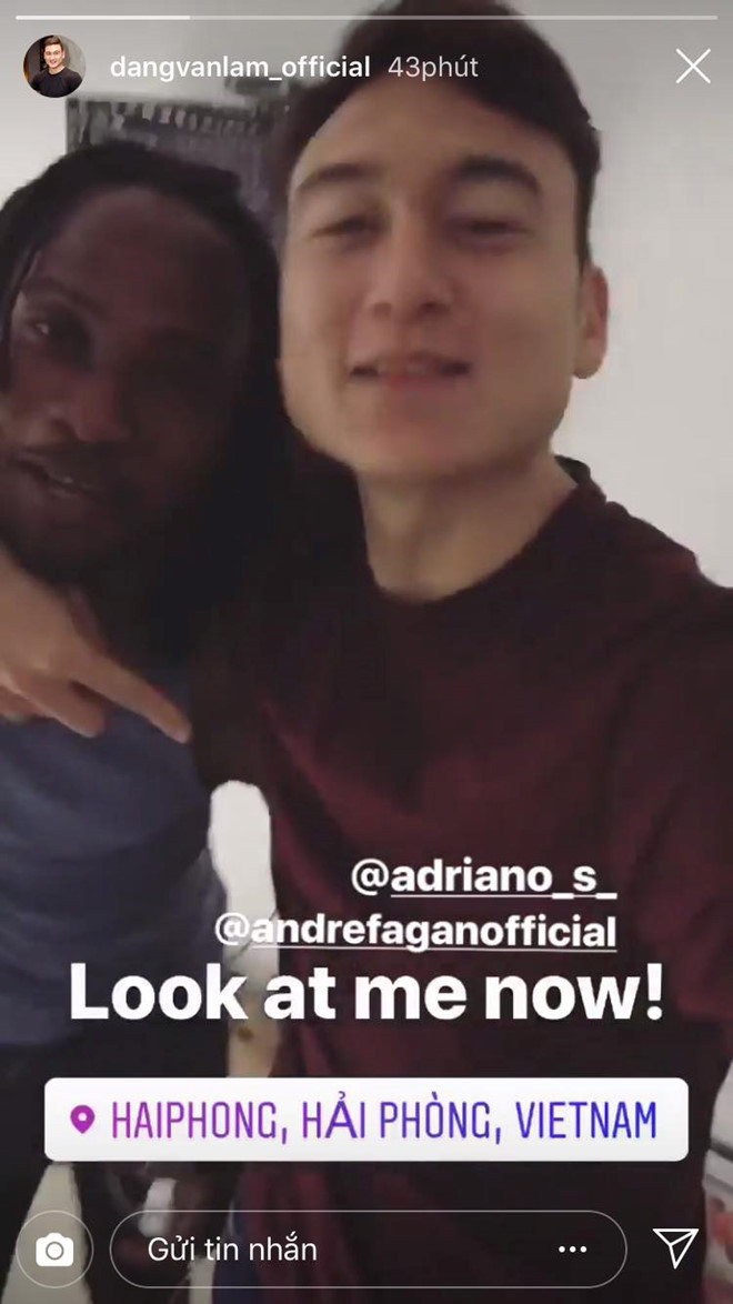 Trên story instagram của thủ thành Đặng Văn Lâm lại thông báo việc anh đang ở cùng những người bạn ở CLB Hải Phòng. Bức ảnh chụp anh cùng người đẹp cùng CLB rất vui vẻ và thoải mái sau trận đấu “tốn sức” tại Asian Cup 2019.