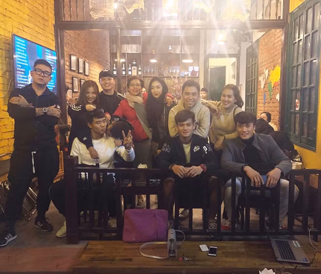 Ngay trong buổi tối ngày 26/01, sau khi trở về nước, Bùi Tiến Dũng,Quang Hải, Hồ Tấn Tài và Hà Đức Chinh đã có cuộc gặp gỡ thân mật với bạn bè. Hội bạn thân của các cầu thủ này cùng tụ tập tại một quán café ấm cúng ở Hà Nội.