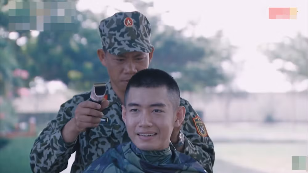 Nhiều người phì cười với bức ảnh xuống tóc khi nhập ngũ của các cựu binh.