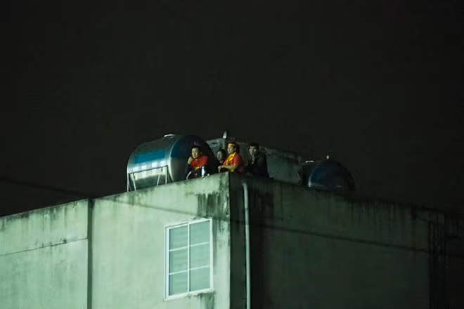 Những chiếc áo màu đỏ điểm trên nhiều mái nhà quanh sân Hàng Đẫy