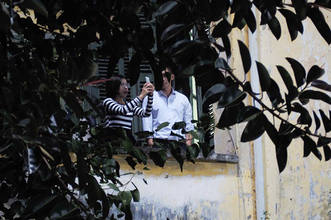 Một cặp đôi tranh thủ ban công nhà mình để xem trận đấu giữa ĐT Việt Nam và Campuchia.