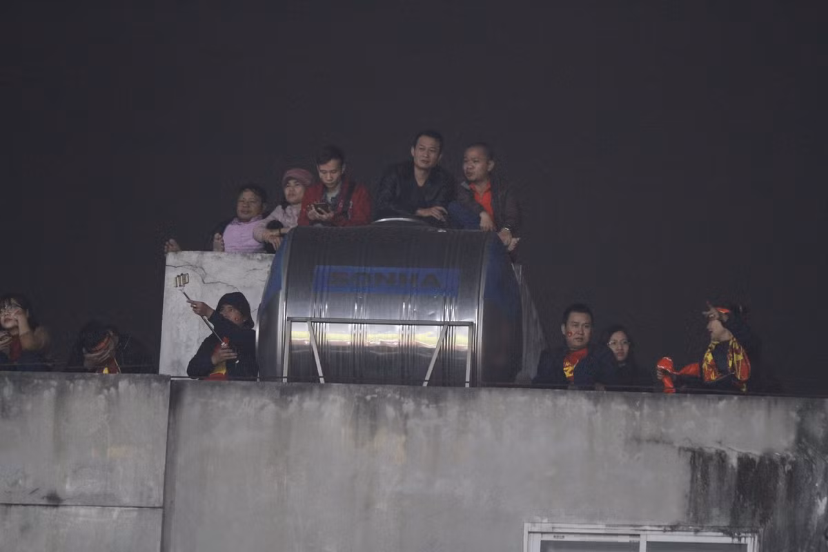 Do SVĐ Hàng Đẫy chỉ có sức chứa khoảng 20.000 người và sự xuống cấp trầm trọng nên VFF chỉ bán lượng vé là 14.000 nên nhiều CĐV đã chọn những ngôi nhà cao xung quanh sân để theo dõi và cổ vũ cho ĐT Việt Nam tại AFF Suzuki Cup 2018.