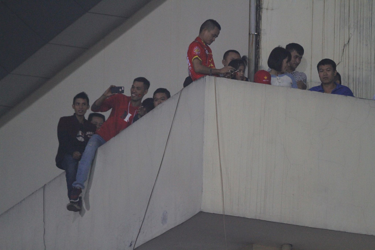 Được biết, đây là nhà riêng của các hộ dân sống quanh khu vực, họ sẵn sàng mời những người hàng xóm của mình lên để cùng theo dõi trận đấu