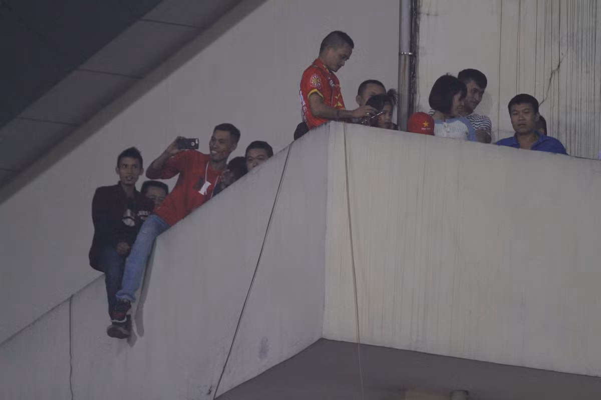 Được biết, đây là nhà riêng của các hộ dân sống quanh khu vực, họ sẵn sàng mời những người hàng xóm của mình lên để cùng theo dõi trận đấu