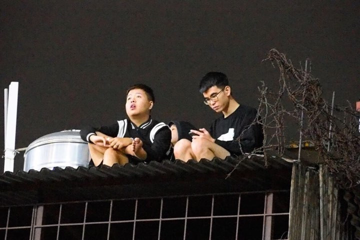 Ngồi trên mái nhà xem bóng đá, đặc sản chỉ có thể ở Việt Nam.