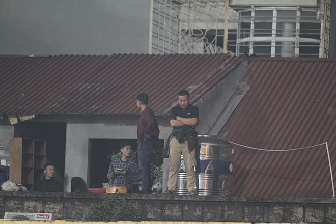 Nhiều người đã không ngần ngại trèo ra khỏi mái nhà để theo dõi trận đấu.