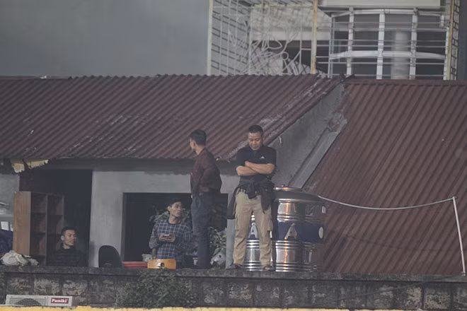 Nhiều người đã không ngần ngại trèo ra khỏi mái nhà để theo dõi trận đấu.