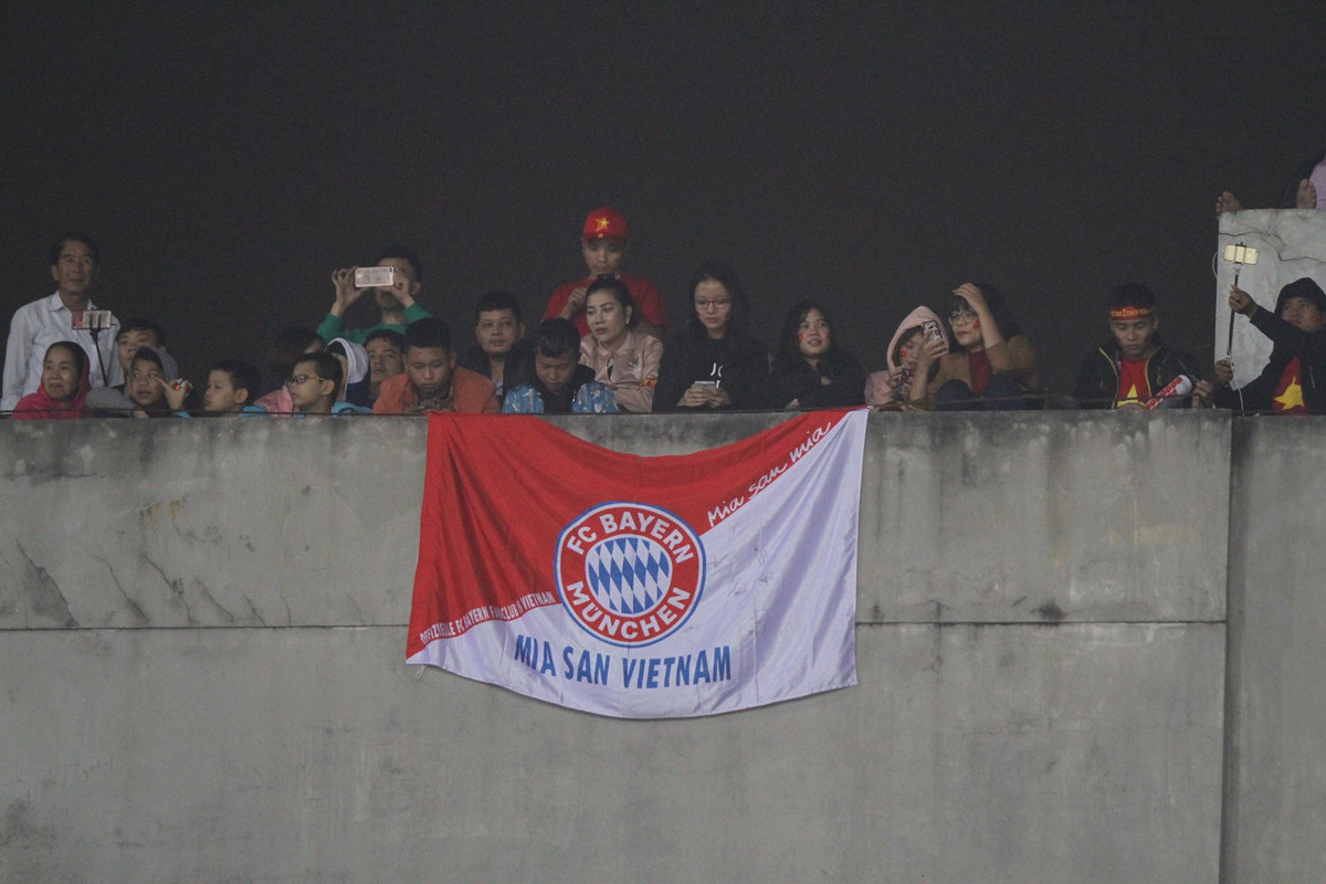 Như đã biết trận đấu giữa ĐT Việt Nam và ĐT Campuchia tại lượt trận cuối cùng vòng bảng AFF Cup 2018 được tổ chức trên SVĐ Hàng Đẫy. Đây là sân đấu nằm ở trong khu vực dân cư nên nhiều người đã tận dụng cách xem bóng đá cực bá đạo của mình.