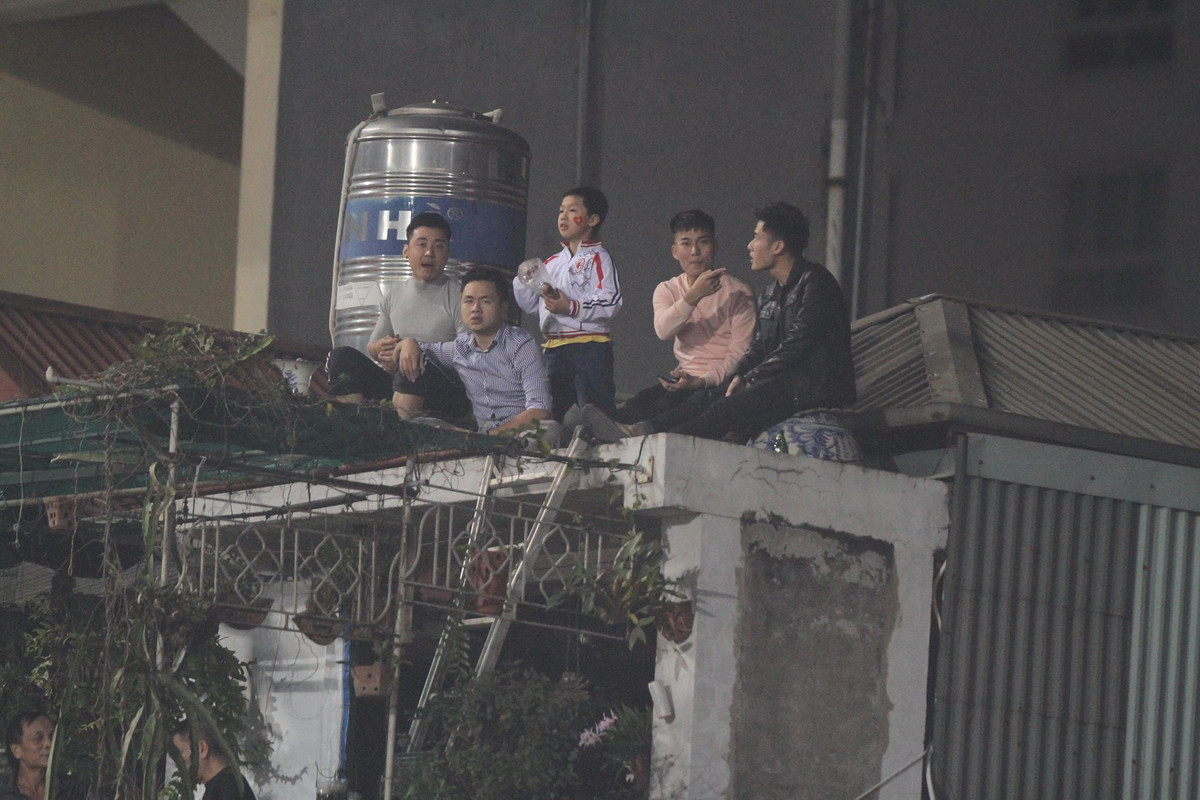 Không chỉ có người lớn mà rất nhiều trẻ nhỏ cũng theo bố mẹ để lên những điểm cao này để theo dõi trận đấu.