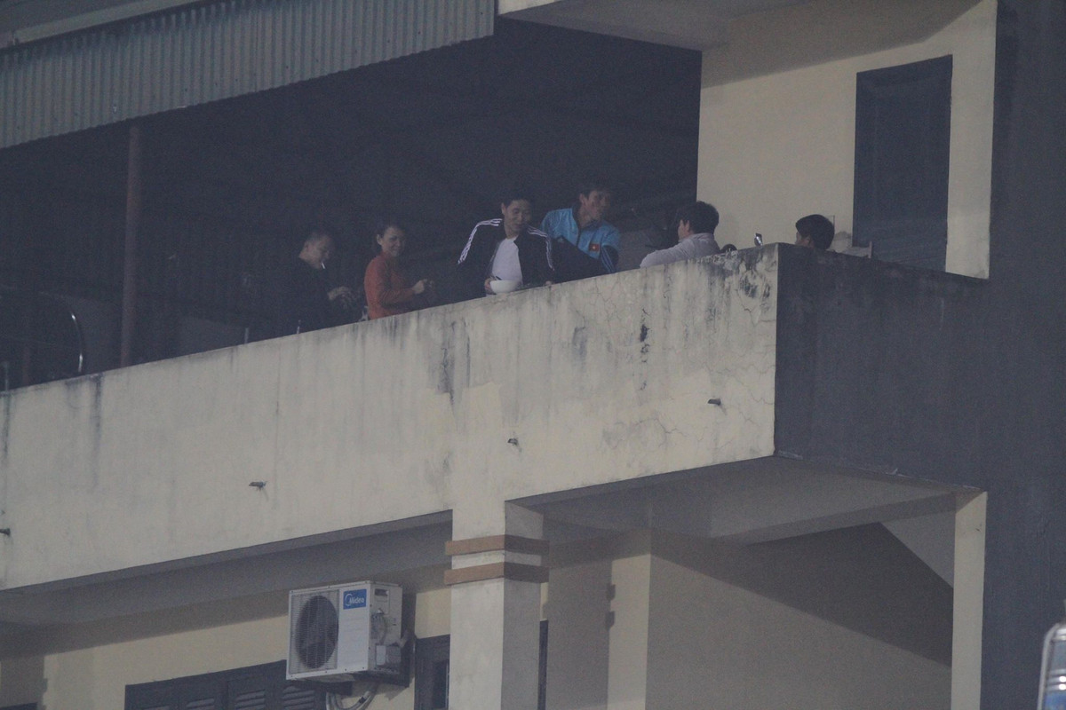 Thậm chí, nhiều người còn mở tiệc ngay trên tầng cao của ngôi nhà mình để bạn bè và hàng xóm vừa xem trận đấu của ĐT Việt Nam tại AFF Cup, vừa có thể thưởng thức những món ăn.