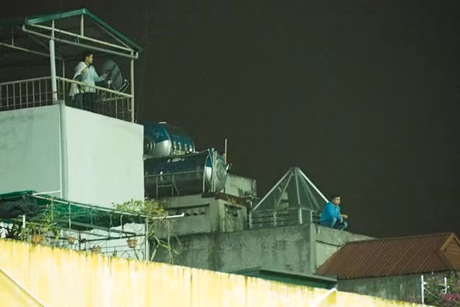 Tuy nhiên việc theo dõi bóng đá trên cao tiềm ẩn nhiều vấn đề nguy hiểm. Giả dụ như việc cảm xúc quá dâng trào mà nhảy lên ăn mừng rồi xảy ra tai nạn đáng tiếc.