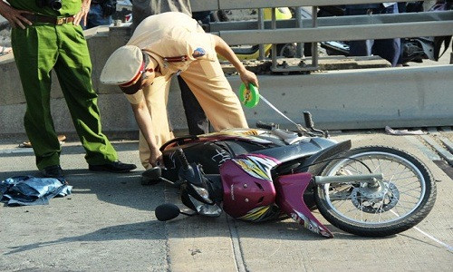 TP HCM: Xe may bi container tong, 2 nguoi chet