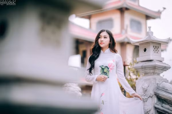 Chụp ảnh Tết ở chùa cũng được giới trẻ yêu thích hơn cả. Cũng vì thế rất nhiều bạn trẻ đã chọn những ngôi chùa cổ với những hoa văn tinh xảo làm địa điểm cho những bức ảnh khoe dáng thướt tha của mình.