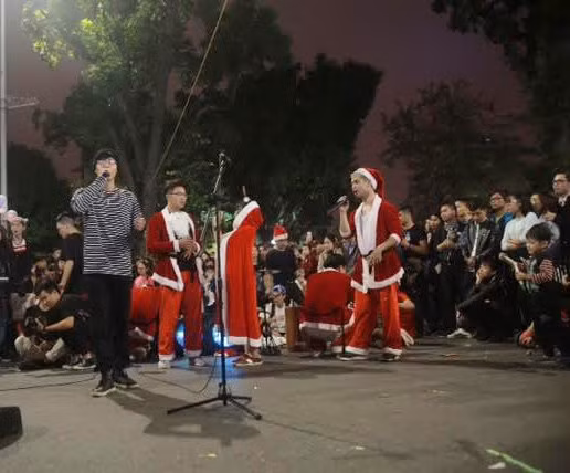 Những ông già Noel mặc bộ quần áo đỏ truyền thống thể hiện những bài hát cả bằng tiếng Việt lẫn tiếng nước ngoài sẽ phục vụ hoàn toàn miễn phí cho người dân trong khuôn viên phố đi bộ Hồ Gươm. Ảnh: Minh Ánh