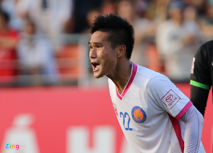 Trong trận đấu giữa Sài Gòn FC và SHB Đà Nẵng, trong tình huống bóng diễn ra ở phút 82, Hoàng Minh Tâm nỗ lực bay người phá bóng, cùng lúc Quốc Long trên đà lao lên. Quốc Long đã nhảy lên tránh pha va chạm nhưng khi tiếp đất anh đã cố tình đạp vào người Minh Tâm khiến đối phương bị đau.