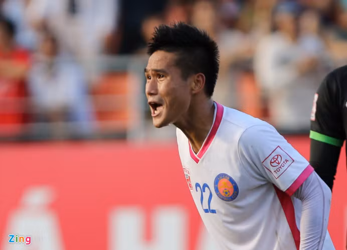 Trong trận đấu giữa Sài Gòn FC và SHB Đà Nẵng, trong tình huống bóng diễn ra ở phút 82, Hoàng Minh Tâm nỗ lực bay người phá bóng, cùng lúc Quốc Long trên đà lao lên. Quốc Long đã nhảy lên tránh pha va chạm nhưng khi tiếp đất anh đã cố tình đạp vào người Minh Tâm khiến đối phương bị đau.