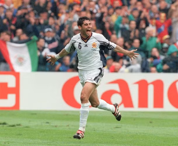 Mặc dù thi đấu ở vị trí trung vệ nhưng Fernando Hierro lại là một chân sút khá cự phách bằng những pha không chiến cực lợi hại.