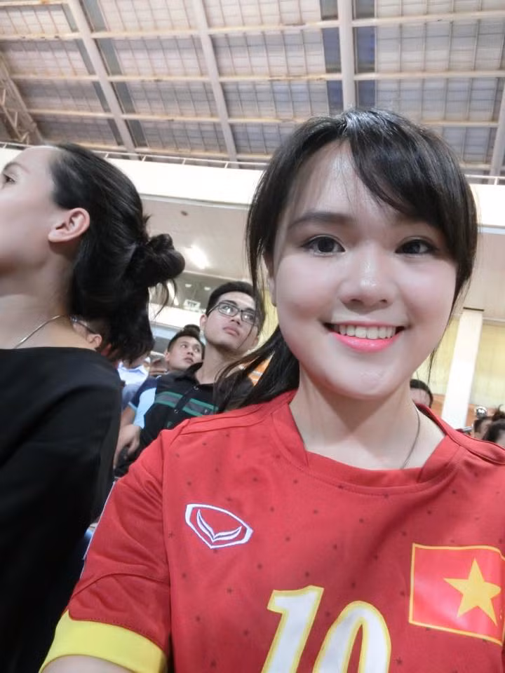 Quỳnh Anh- em gái Huyền Mi, từng bị đồn thổi có tình cảm đặc biệt với một tiền vệ tuyển Việt Nam khác là Đỗ Duy Mạnh. Tuy nhiên, đây chỉ là tin đồn và hai nhân vật chính trong cuộc chưa chính thức lên tiếng. Ảnh trong bài: FBNV.