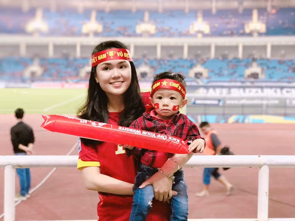 Không chỉ đam mê ở cấp CLB, Quỳnh Anh còn là nữ CĐV thường xuyên góp mặt trên sân Mỹ Đình mỗi khi các cầu thủ ĐTQG thi đấu trong đó có cả anh rể mình.