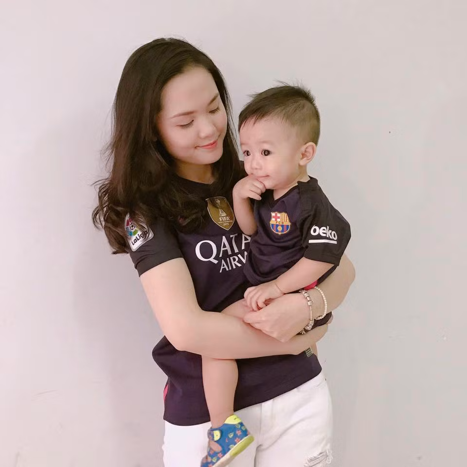 Được sinh ra trong một gia đình có truyền thống bóng đá từ bố Giang Đông cho đến anh rể Văn Quyết, Quỳnh Anh cũng có tình yêu túc cầu cháy bỏng. Mỗi khi có thời gian rảnh rỗi, cô nàng này lại bay vào Sài Gòn để thăm bố cũng như xem những trận đấu của CLB Sài Gòn FC.