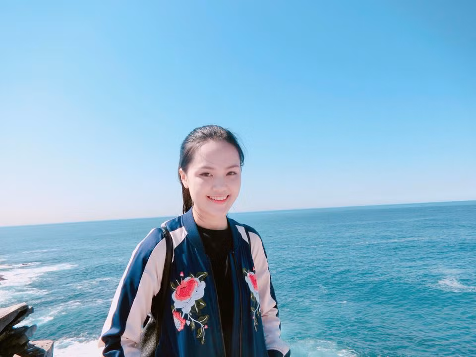 Quỳnh Anh gây ấn tượng với nhiều người bằng khuôn mặt đầy đặn, phúc hậu, làn da trắng hồng tự nhiên và đặc biệt là nụ cười sưởi nắng.