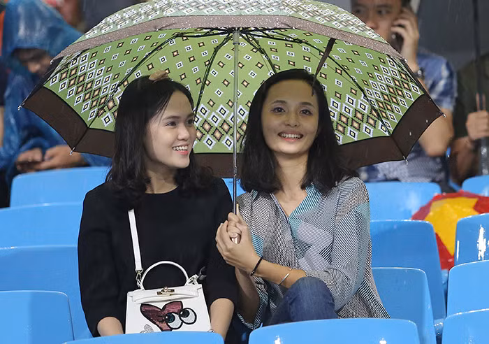 Trên khán đài, bất chấp trời mưa gió, bà xã và cô em vợ Văn Quyết vẫn nhiệt tình cổ vũ cho tuyển thủ Quốc gia này thi đấu, cống hiến dưới sân. Khoảnh khắc Văn Quyết đánh đầu ghi bàn nâng tỷ số lên 2-0 cũng là lúc hai chị em vợ của anh ăn mừng trên khán đài. Hình ảnh đẹp đó đã được camera ghi lại, truyền đến hàng triệu khán giả theo dõi trận đấu qua truyền hình.