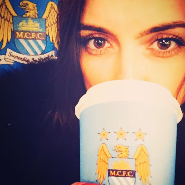 Kể từ đó, cô nàng được nhiều người biết đến với chuyện tình chân dài và cầu thủ.