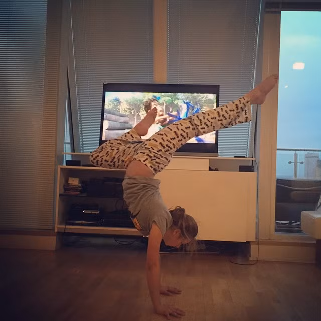 Sau khi đoạt giải tại Metropolitan Top Model, Amra Silajdzic bất ngờ lập gia đình với doanh nhân Serbia Vladimir Vicentijevic và có một bé gái tên Sofia vào năm 2003.