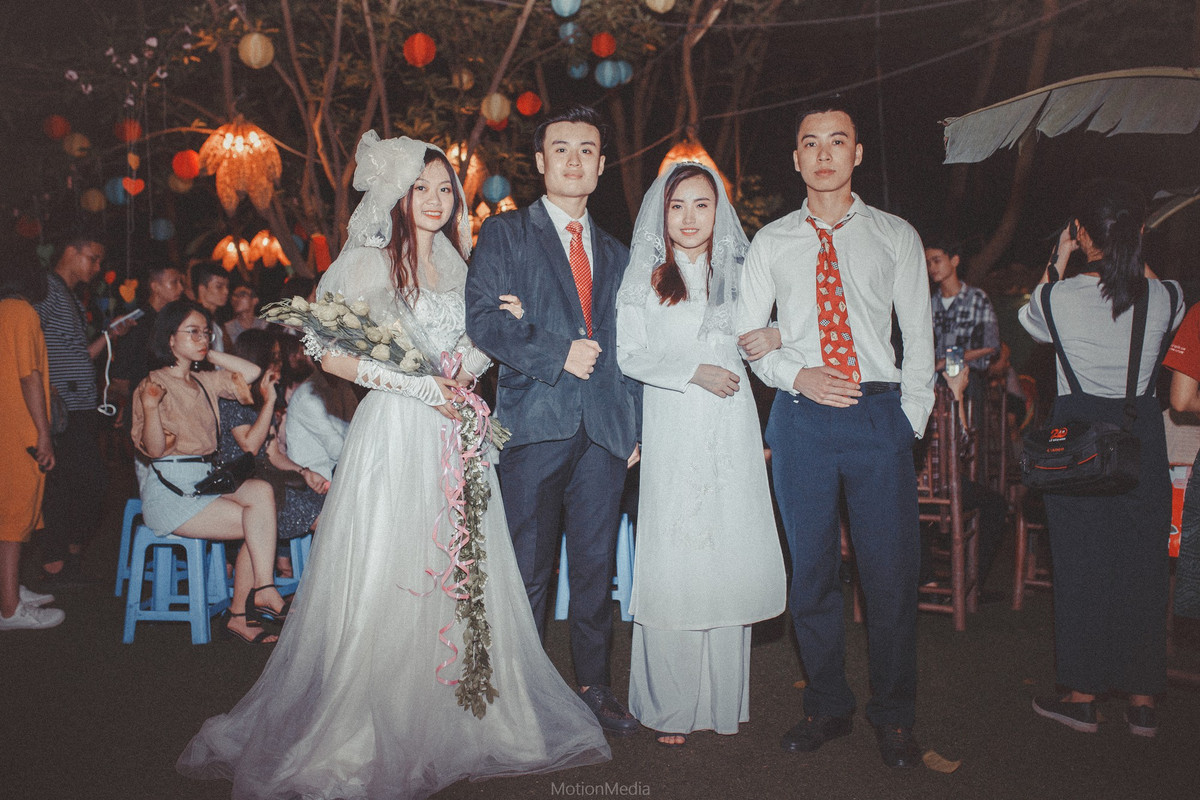 Vừa qua, trong không gian Học viện Báo chí và Tuyên truyền (AJC) đã diễn ra triển lãm không gian cưới thập niên 80, 90 với chủ đề "Kể mãi chuyện trăm năm" thu hút được sự chú ý của nhiều người.