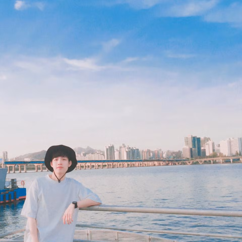 Phạm Lê Anh Đức là anh chàng sinh năm 1995 hiện là sinh viên năm thứ 4 khoa Hàn Quốc học trường Đại học Khoa học Xã hội và Nhân văn TP HCM.