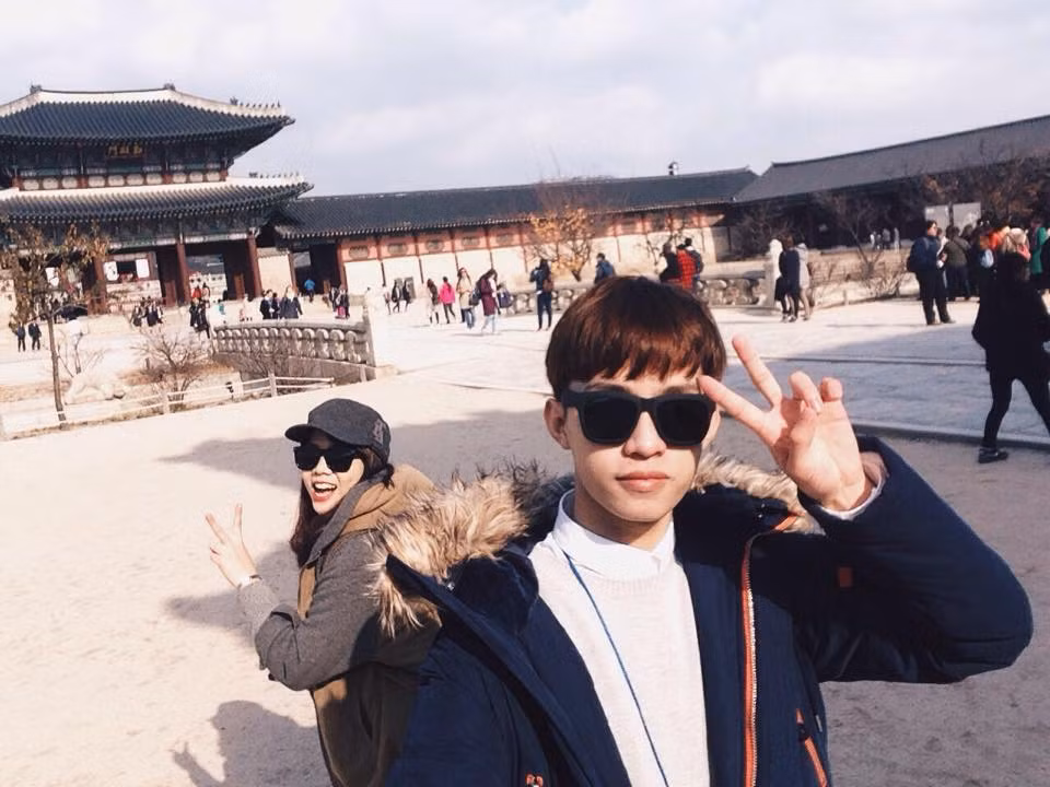 Cụ thể, Anh Đức đã nhận học bổng học bổng toàn phần của chính phủ Hàn Quốc dành cho sinh viên có thành tích học tập xuất sắc tại trường đại học Myongj. Sau đó, anh chàng người TP HCM này còn tiếp tục thể hiện khả năng học tập xuất sắc của nước bạn khi đoạt điểm A+ (điểm số xuất sắc) cho tất cả các môn học trên đất bạn qua đó tiếp tục một lần nữa nhận thêm một học bổng toàn phần tiếp theo.