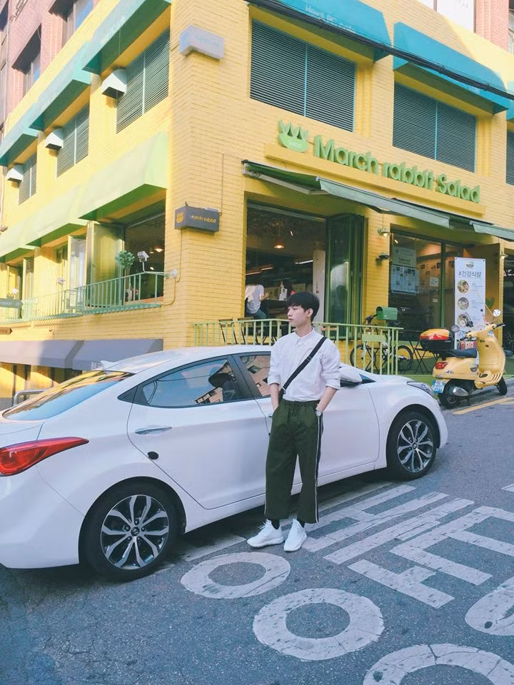 Ngoài guu thời trang ăn mặc đã thành thương hiệu, Anh Đức còn khiến nhiều người bất ngờ với tài hùng biện bằng tiếng Hàn cực đỉnh. Theo dõi câu bạn này thuyết trình, nhiều người dân bản xứ còn nhầm tưởng rằng cậu là người Hàn Quốc gốc. Ảnh sử dụng trong bài: Facebook nhân vật.