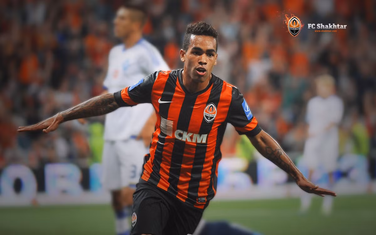 Alex Teixeira là cầu thủ thuộc biên chế của Shakhtar Donetsk. Tuyển thủ người Brazil này đang thi đấu rất thăng hoa tại giải VĐQG Ukraina với 19 bàn thắng sau 13 trận đã đấu.