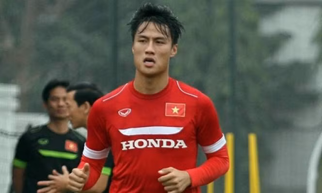 Ngoài bị ảnh hưởng bởi chấn thương, Hồng Quân còn đang thừa cân. Từ khi lên tuyển, tuyển thủ Việt kiều này đã được HLV Hữu Thắng chỉ đạo giảm cân nhưng cho tới hiện tại vẫn chưa đáp ứng được yêu cầu. Kết hợp 2 yếu tố này, Hồng Quân vẫn có thể bị loại dù ĐT Việt Nam đang thiếu hụt nhân sự trên hàng công. Ảnh: Ole.com